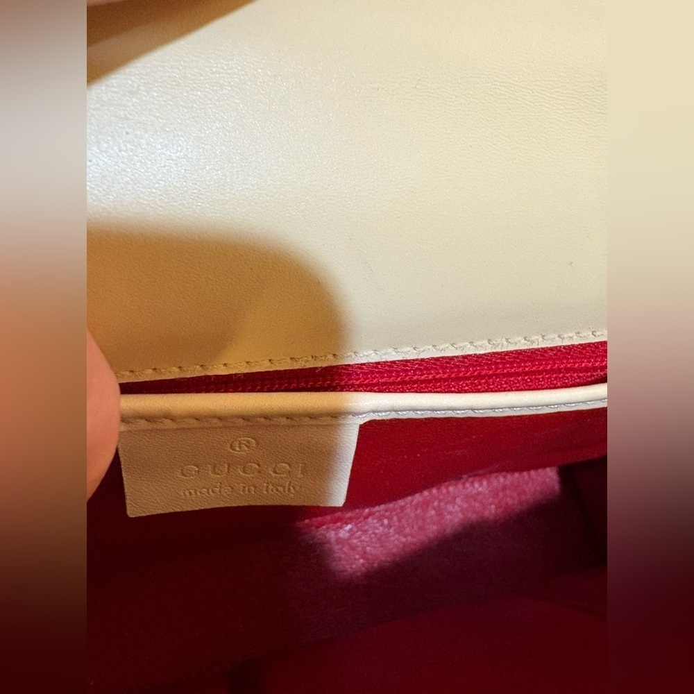 Gucci cream padlock bag with gold Accents. With box and dust bag . - Picture 8 of 16